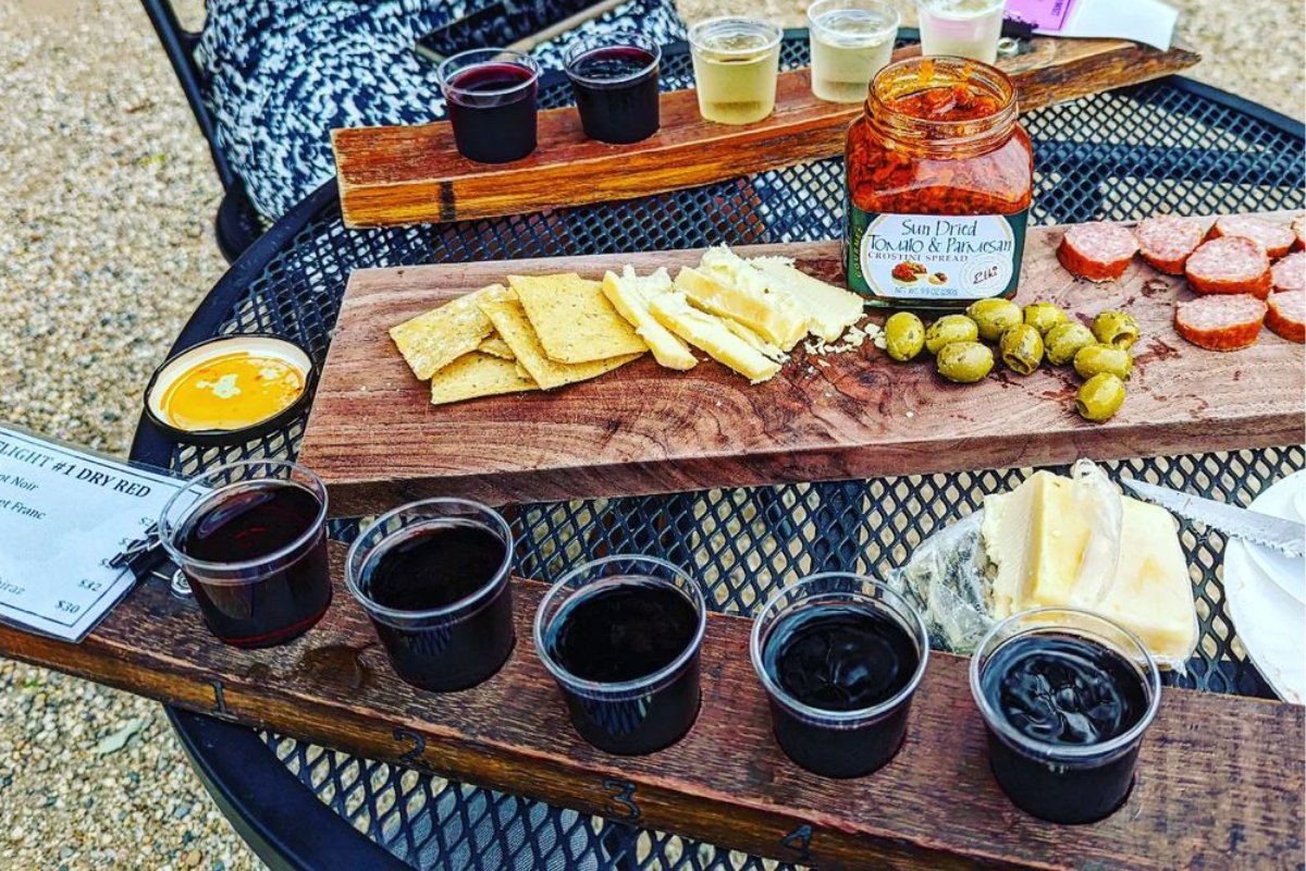 awesomemitten's tweet image. The ULTIMATE Guide to Visiting Lemon Creek Winery in Berrien Springs awesomemitten.com/lemon-creek-wi… #MittenLove #AwesomeMitten