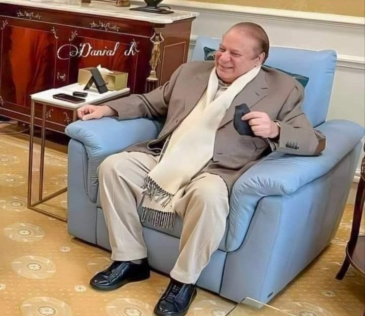 ھواوں کا رخ بتا رھا ھے
ضرور کوئی طوفان آرھا ھے
ن لیگی ببر شیر اور شیرنیوں
تیار ھو استقبال کے لیے۔
💕💕💕💕💕💕