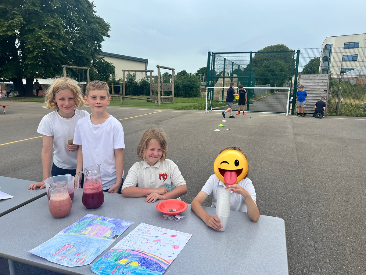 ysgolyddraig's tweet photo. #YYDTaf What a fabulous enterprise fayre! Congratulations to all, you should be so proud of how hard you worked and all the money you raised for charity. #YYDenjoy #YYDachieve https://t.co/hWCoAyHVqC