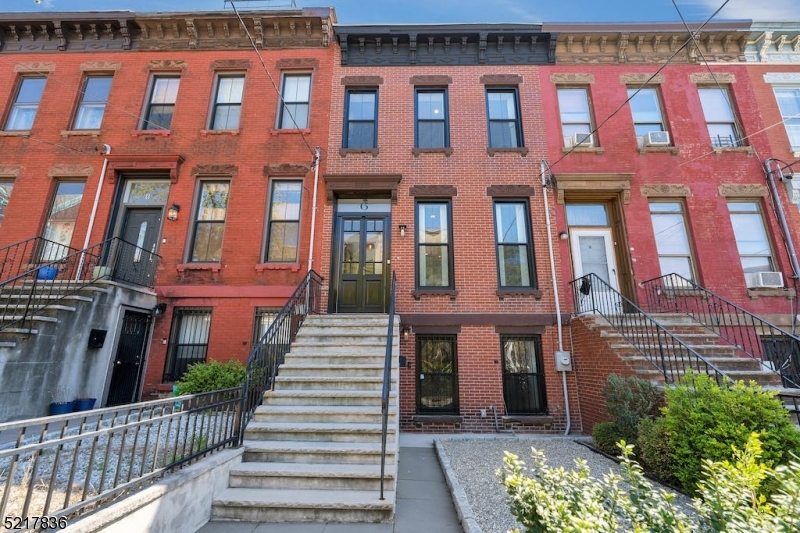 KennethWoolle12's tweet image. You've got to see this beautiful home! Message me for details or a showing! #homesforsale #realestate  cpix.me/l/173860102