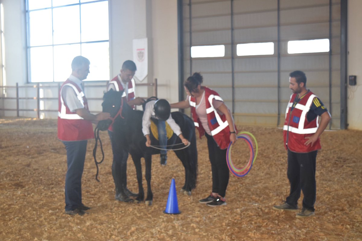 kultur_sivas's tweet photo. +Uzmanlar tarafından katılımcılara Hippoterapi hakkında bilgilendirmeler yapıldı.
Daha sonra ise Ferhan Geleneksel Ata Sporları Merkezi'nde uygulamalı eğitime geçildi. Burada katılımcılara tedavi esnasında yapılması gerekenler konunun uzmanları tarafından görsel olarak anlatıldı. https://t.co/NoBhoMrvo1