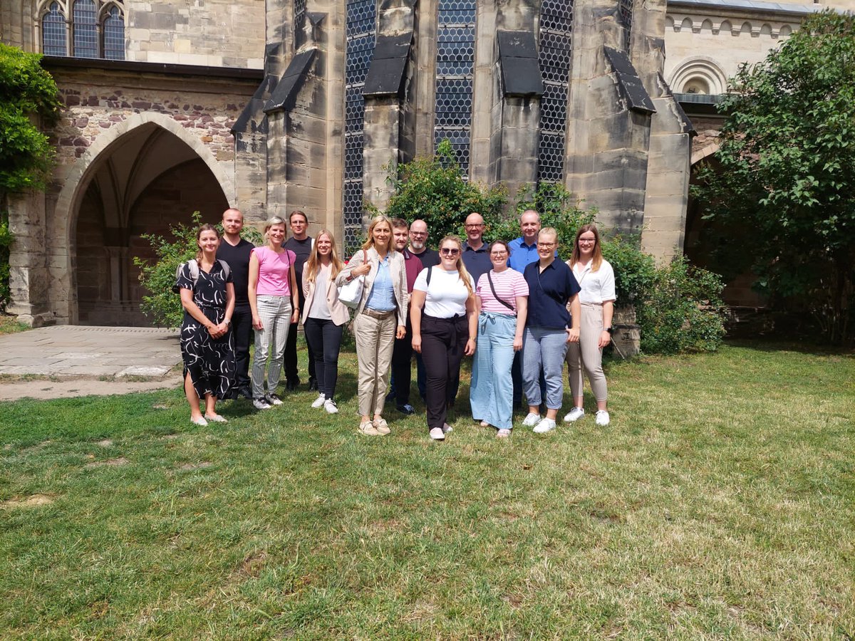 GD_unidue's tweet photo. Wir sagen Dankeschön - 1050 Jahre Otto. Und dass wir heute wieder hier sind, das verdanken wir den Drinks der Barsol. Wir sagen Dankeschön - an die hervorragende Orga von @alphaeinhorn. Was wären wir ohne unsere Forschung, ohne euch, die lieben Geschichtsdidaktiker*innen! https://t.co/LOeOQIyzns