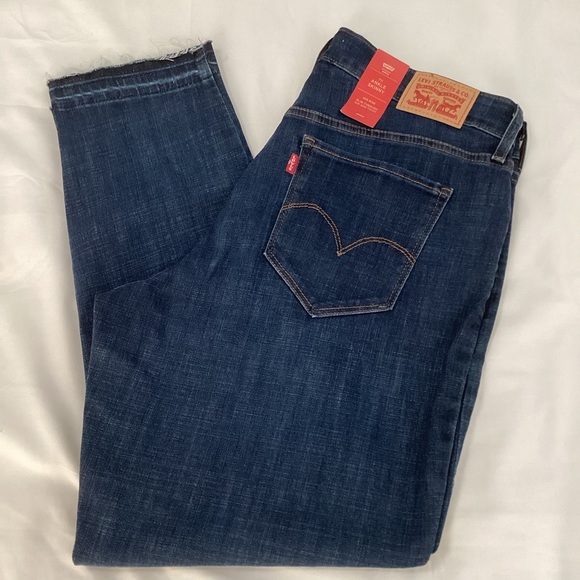 strawberryrn73's tweet photo. So good I had to share! Check out all the items I'm loving on @Poshmarkapp #poshmark #fashion #style #shopmycloset #levis: https://t.co/19nc5aIrY5 https://t.co/cfczXDgoIZ