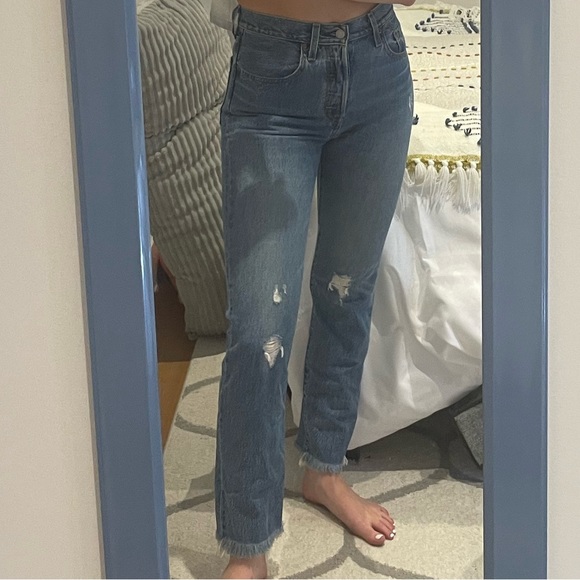 strawberryrn73's tweet photo. So good I had to share! Check out all the items I'm loving on @Poshmarkapp #poshmark #fashion #style #shopmycloset #levis: https://t.co/19nc5aIrY5 https://t.co/cfczXDgoIZ