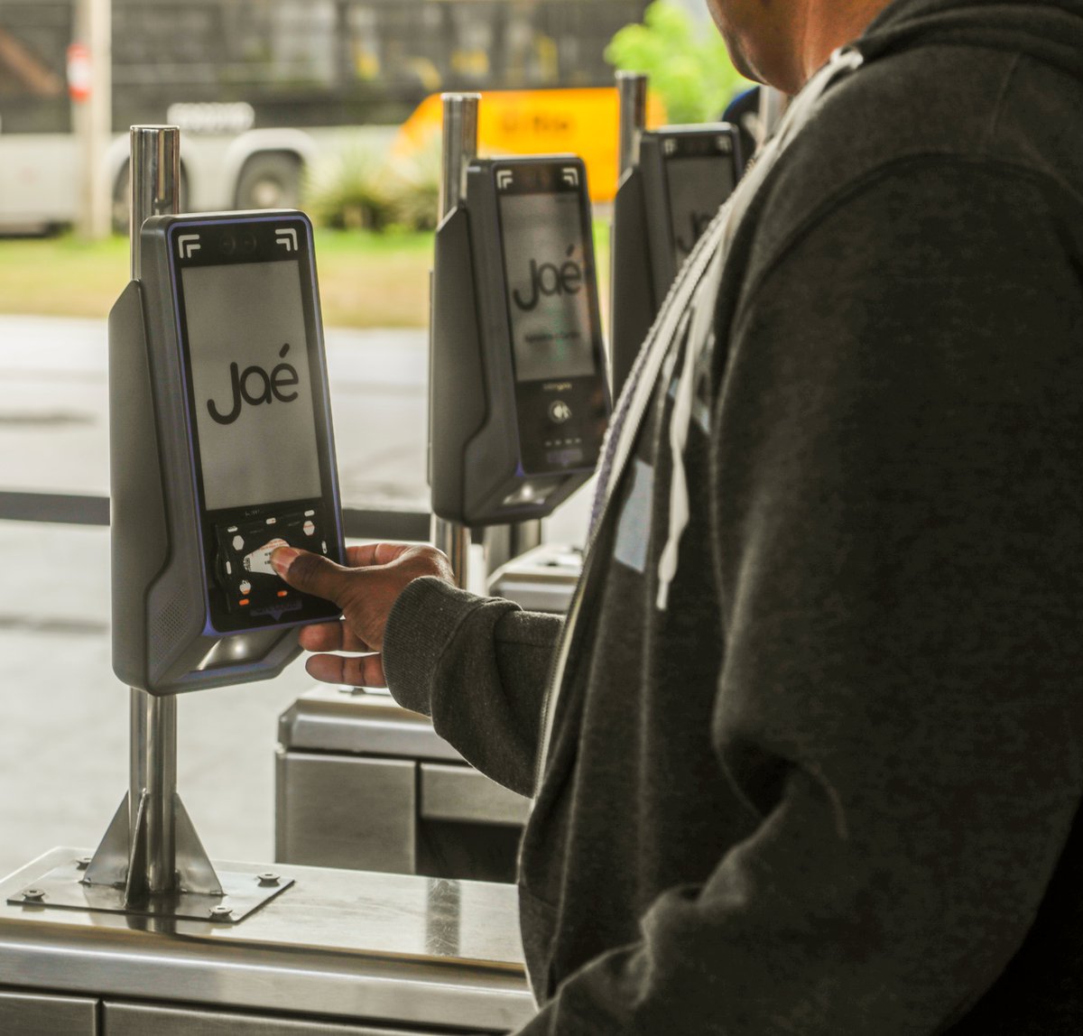 JornalOGlobo's tweet photo. SAI RIOCARD, ENTRA 'JAÉ' | Prefeitura do Rio anunciou como será o Jaé, novo sistema de bilhetagem da cidade. Transição começa nesta quarta pelo BRT e será gradual, por 6 meses. 

A partir de 1º de fevereiro de 2024, ônibus municipais, vans, BRT e VLT só aceitarão Jaé. 

Saiba +👇