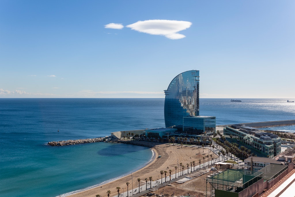 This #travelguide is a good resource for planning a trip to Barcelona, #Spain. #travelmore  https://t.co/k6Y95bQnkm https://t.co/Xh7X9KEk2M