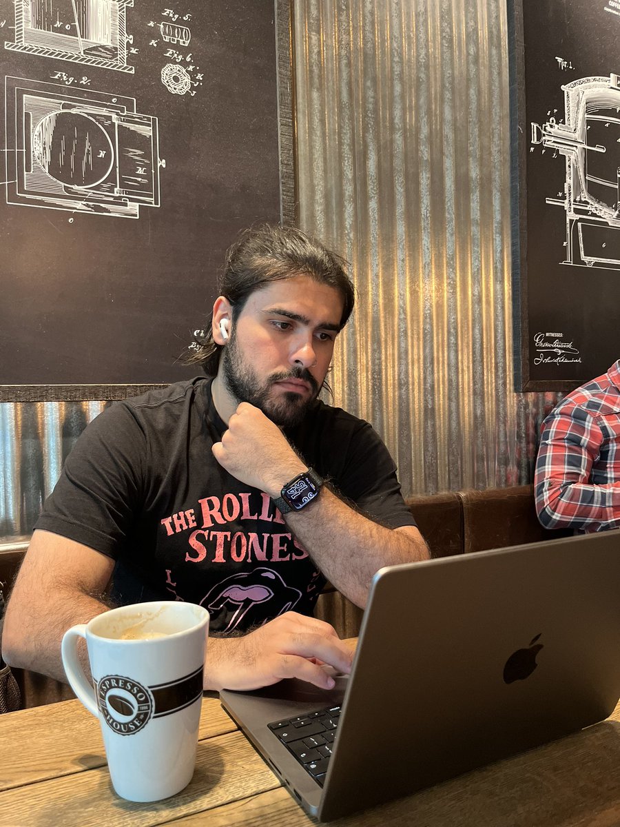 Hiç kafede çalışan yazılımcı pozumun olmadığını fark ettim.👨‍💻😅