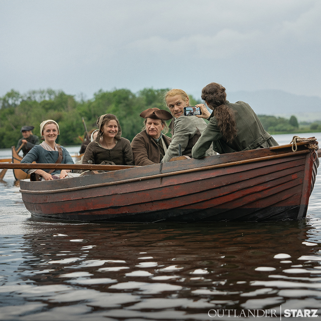 Outlander_STARZ's tweet photo. A lil dose of BTS to remind us that in between takes, they're really a happy bunch! #Outlander https://t.co/xuhQn5zi7f