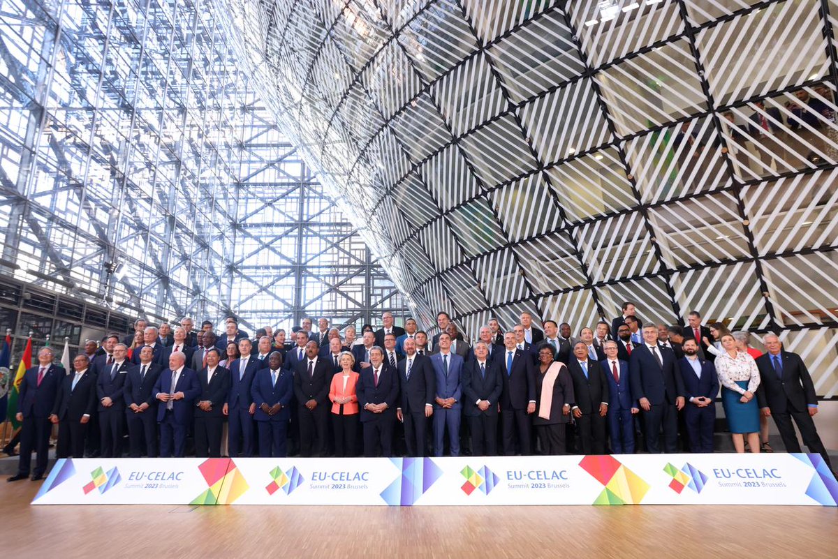 AgendaCAF's tweet photo. Hoy culminó la Cumbre #EULAC en Bruselas (🇧🇪), un hito histórico que reunió a casi 5⃣0⃣ líderes de la Unión Europea y América Latina y el Caribe por primera vez en ocho años. Este encuentro representa el inicio de una nueva era en las relaciones de ambas regiones. 

Entre los acuerdos más destacados de la cumbre, resalta el compromiso de la #UE 🇪🇺 de aportar €45.000 millones para combatir la pobreza, la desigualdad, promover una transición verde y justa, y facilitar la transformación digital en nuestra región. 

En palabras de nuestro presidente @sergiodigra: Europa y América Latina y el Caribe convergen en valores, en una visión compartida de desarrollo y en su interpretación del mundo.

Mantengamos el ritmo: nos encontraremos el 15 de septiembre en Santiago de Compostela (🇪🇸), coordinando una histórica reunión junto a España, en la que reuniremos a los 33 ministros de Finanzas de Latinoamérica y el Caribe con sus 27 homólogos de la UE. ¡Nos vemos allí!