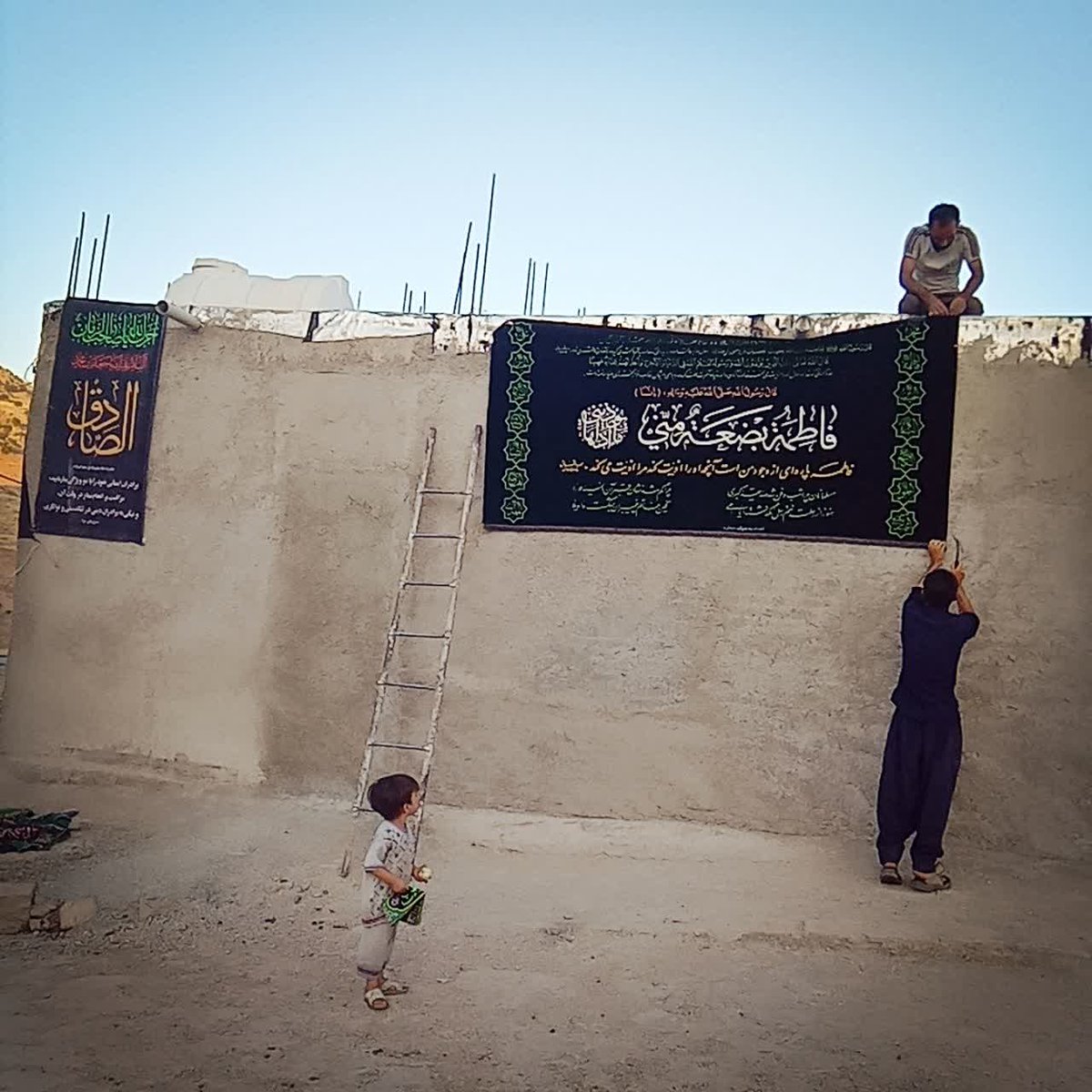 اینجا اندیکاست محرومترین نقطه خوزستان اما این محرومیت باعث نشده که مردم محله هارو برا محرم سیاه پوش نکنن چون مردم‌بختیاری عشق به امام حسین (ع) رو بالاترین دارایی خودشون میدونن.
#ما_ملت_امام_حسینیم
#یالثارات_الحسین