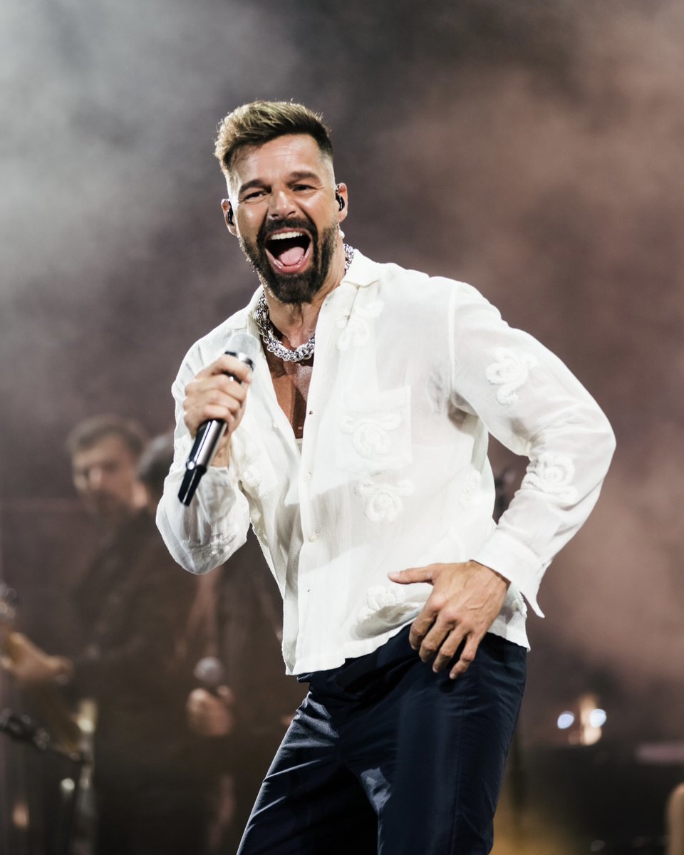 RMwebteam's tweet photo. Eres magia, eres luz @ricky_martin ✨❤️ https://t.co/jT42nvUpUe