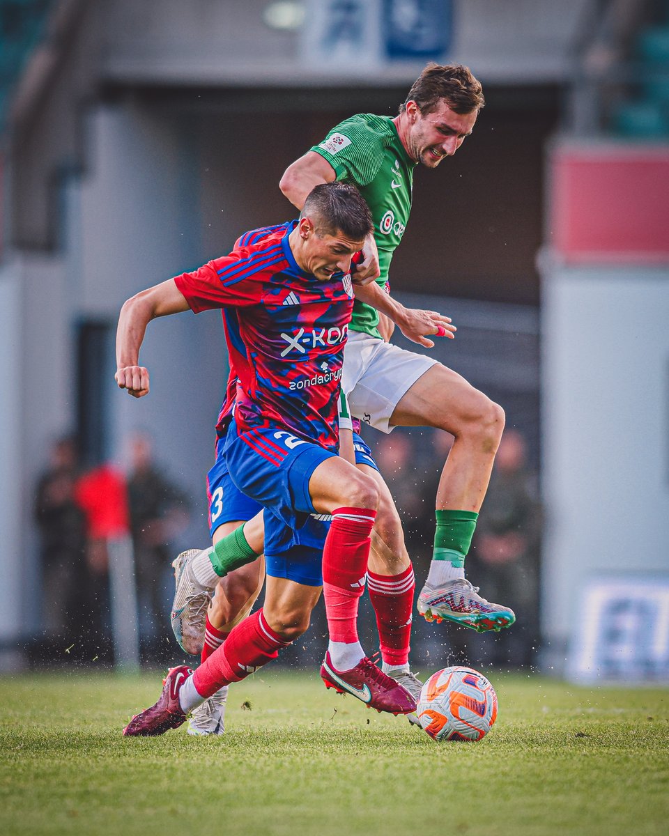 Rakow1921's tweet photo. 📸 Zwyczajny dzień w pracy Zorana Arsenicia.
---
33' ⏱️ #RCZFCF 0:0 https://t.co/QJylUxXRm6