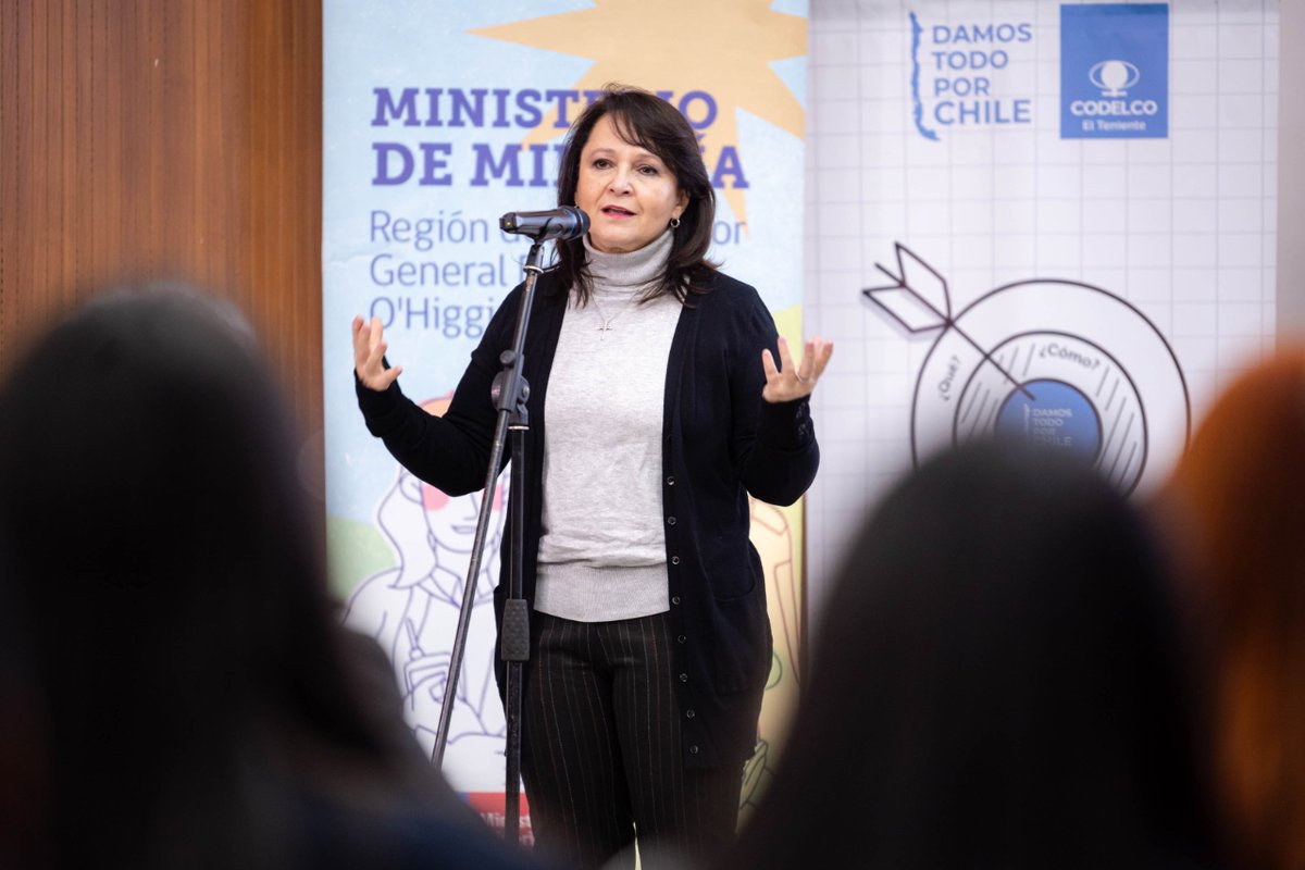 MinMineria_cl's tweet photo. #MineríaEnTerreno | Ministra @MarcelaHernando, junto a la @seremimineriaVI, Bárbara Gavia y autoridades locales, asisten a lanzamiento del curso Monitor de Seguridad Minera impartido por @sernageomin, que beneficiará a estudiantes de 7 liceos de las regiones de O’Higgins y Maule. https://t.co/7MjuYnEvQz