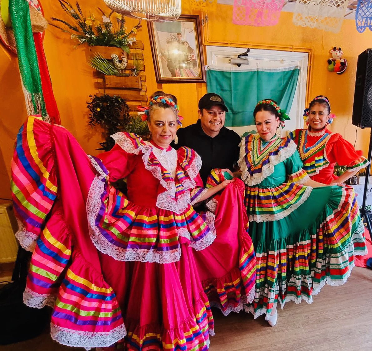 MestizoFolklore's tweet photo. Gracias por la invitación A La Mexicana!! 
Mostrando nuestro folclor en Birmingham!! https://t.co/OaSPJQqrxo