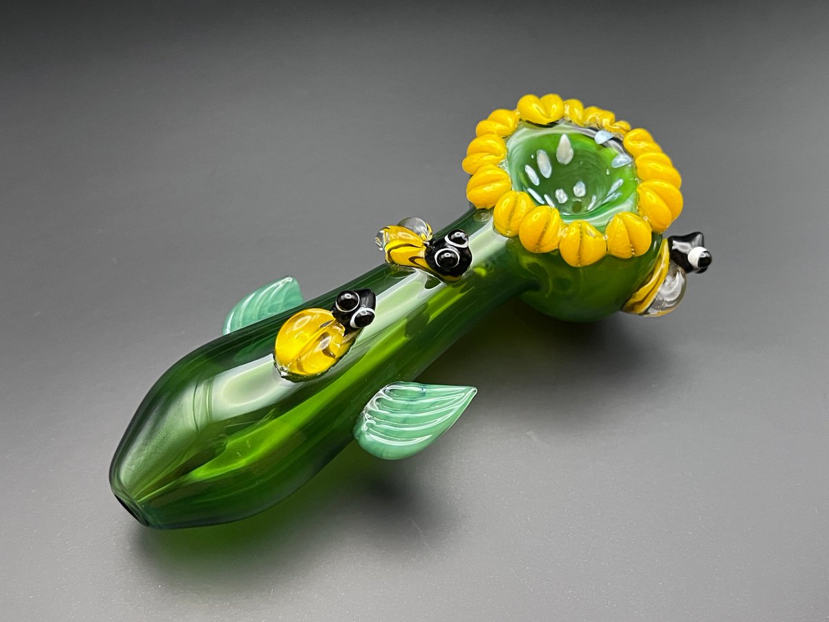 Sunflower Glass Pipe 
etsy.me/3XZsbl6
#weedporndaily #smokingbowl #weedpipe #handmadepipes #smokepipe #handmadepipe #highpipe #giftsforstoner #uniquegift #handpipes #weedgirl #weedgifts #weedpipes #smokingpipes #smokingpipe