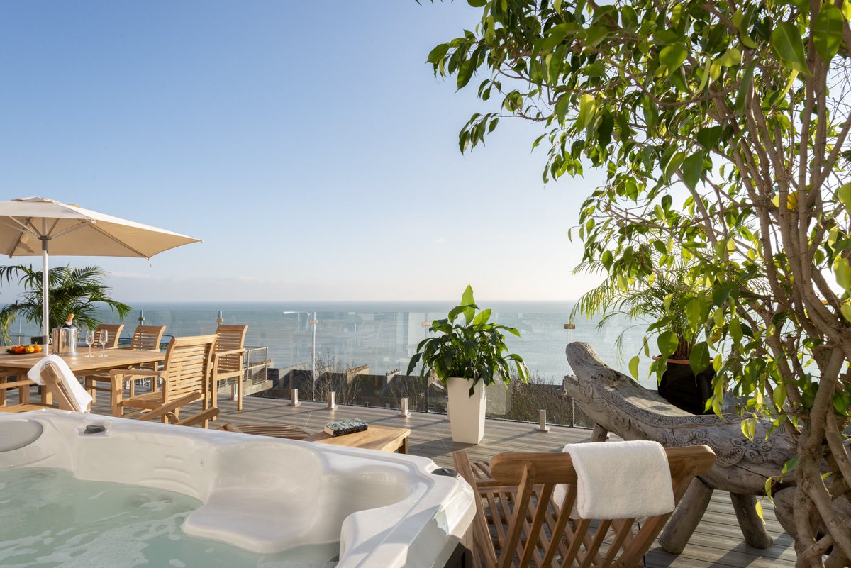 silversteinloca's tweet photo. VISTA TOWNHOUSE, EAST SUSSEX📍
A grand semi-detached house with stunning sea views, just 5 mins from St Leonards-on-Sea beach, East Sussex! Spacious porch, contemporary kitchen with marble worktops, dining area for 12 and a luxury hot tub on the deck. Perfect for family shots! https://t.co/FWgJk0lO54