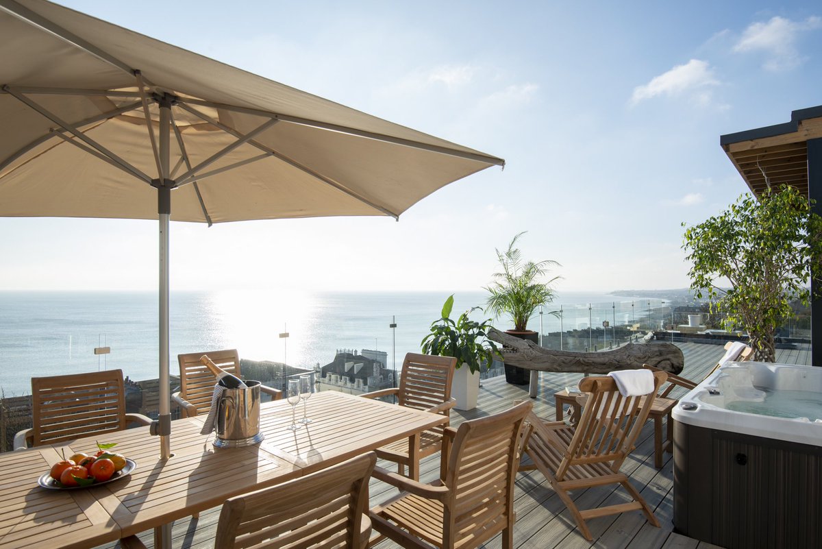 silversteinloca's tweet photo. VISTA TOWNHOUSE, EAST SUSSEX📍
A grand semi-detached house with stunning sea views, just 5 mins from St Leonards-on-Sea beach, East Sussex! Spacious porch, contemporary kitchen with marble worktops, dining area for 12 and a luxury hot tub on the deck. Perfect for family shots! https://t.co/FWgJk0lO54