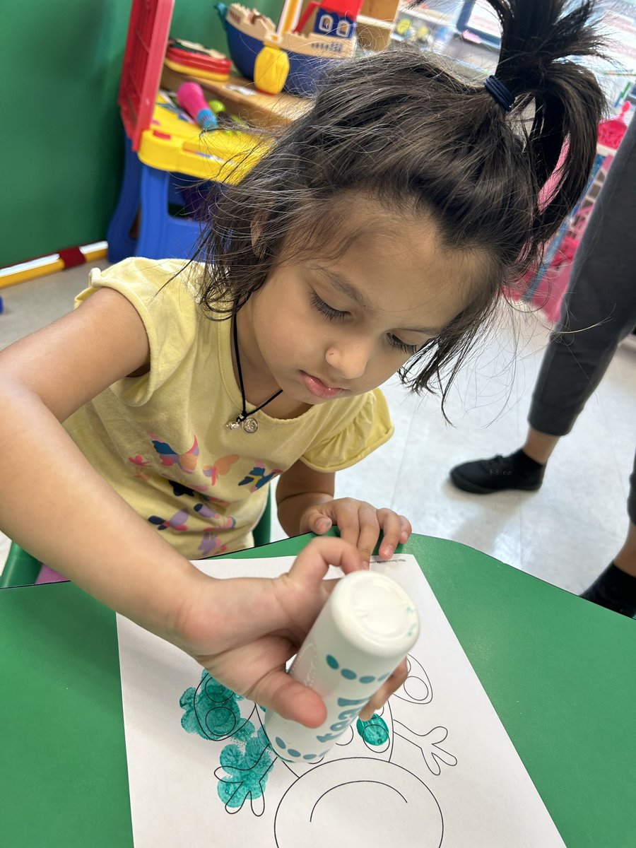 msPerez_Prek's tweet photo. Hopping into the week with froggy activities and fun outdoor play @Mrs_D_PreK @mrpassner @chavensNJ #NBTPreschoolUnited https://t.co/yYCpxzb6pr