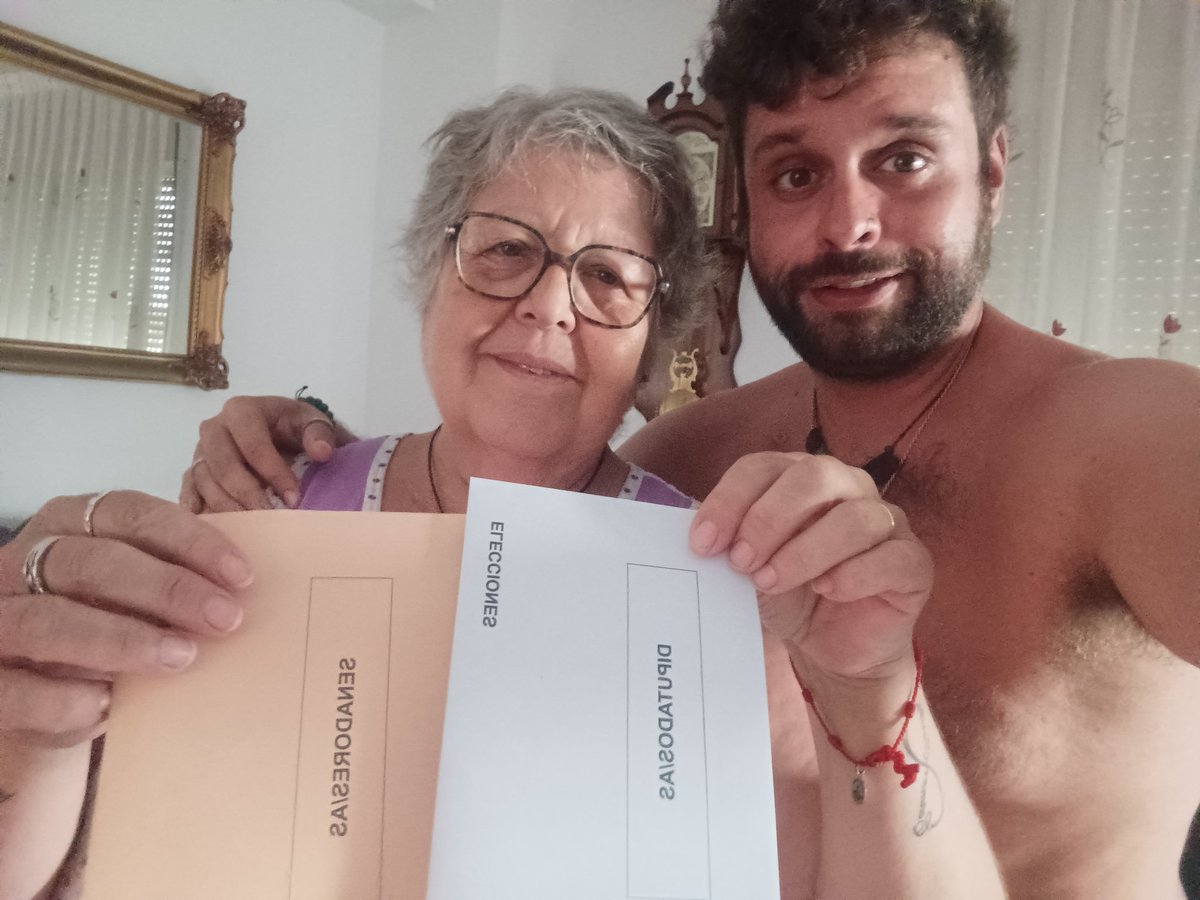 Mi madre, señora de derechas de toda la vida, preguntándome si es mejor votar a PSOE o Sumar para que a sus hijos, un marica y una bollera casada y con dos peques, no nos quiten derechos o a nuestros hijos. En eso se ha convertido la democracia en España