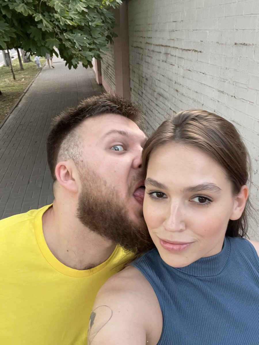 Вам тоже засовывают язык в уши?
