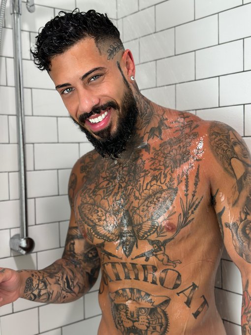 It's shower time, you joining? 🚿 https://t.co/lN8t2BJOzR<a href="/tag/selfie"class="tags"><span>#selfie</span></a>