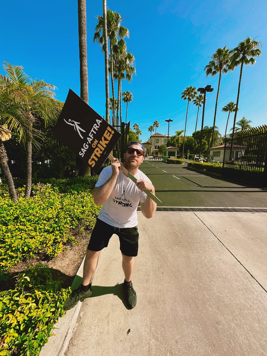 ShaneHartline's tweet photo. ✊ #SAGAFTRAstrong https://t.co/Z92RPKqlQi