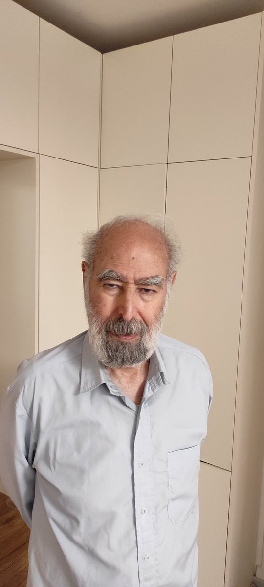 rendahmad's tweet photo. پدرم ساک آماده‌ای دارد برای زندان، تا هروقت به خانه ریختند ساکش را بردارد و با زندان‌بانان برود. امروز دیدم ساک را سبک می‌کرد. ساک بزرگی نیست و همه‌اش وسایل ضروری محبس و البته انبوه داروها... پیرمرد دیگر توان حملش را ندارد ولی نمی‌خواهد عمله‌ی ظلمه کمکش کنند...
#ابوالفضل_قدیانی https://t.co/lWyfLl3tPe