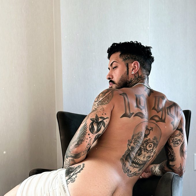 What are you looking at back there? 🍑 https://t.co/Gm6A5q8w1V