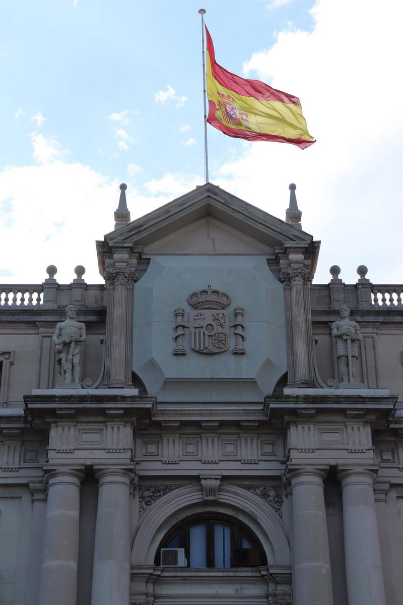 Pdemocratacat's tweet photo. ❌ El franquisme en aquest país es tapa però no desapareix. 

Avui, Dia de l'Alçament Nacional, hem anat fins a la Capitania General per veure de ben a prop el pedaç que va fer el govern entram posant una tapa amb l'escut de l'estat sobre el franquista 🤦🏻‍♀️

Metafòric, tot plegat! https://t.co/A2wQhGpi3F
