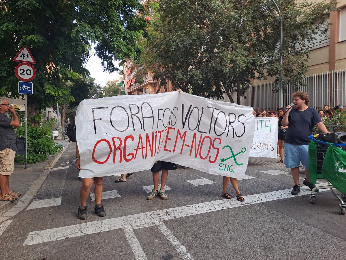 HabitatgeGracia's tweet photo. Comença la manifestació en contra del desnonament d'aquest matí! ✊ https://t.co/KFJvAfWq4y