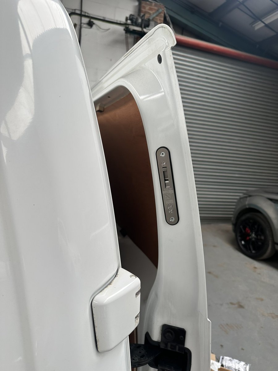 ALSCarLocksmith's tweet photo. @VanGuardUK hook locks fitted for this Peugeot Expert for Amlin Motors 🔒🔒🔒 https://t.co/BR3mf5Vahs