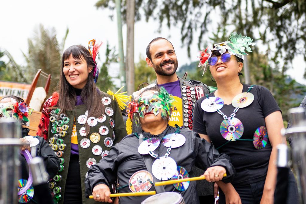 BogotaEsCivica's tweet photo. #QueNoSeVuelvaPaisaje es una invitación a cuidar Bogotá, nuestra casa.

Todas las personas podemos contribuir a que el espacio público se vea limpio en tres simples pasos:
♻️ Separación
🚮 Disposición
🏠 Limpieza de tu fachada 

https://t.co/cxBgFeuViC

🧵1/3 https://t.co/R9Ccx4OV2W