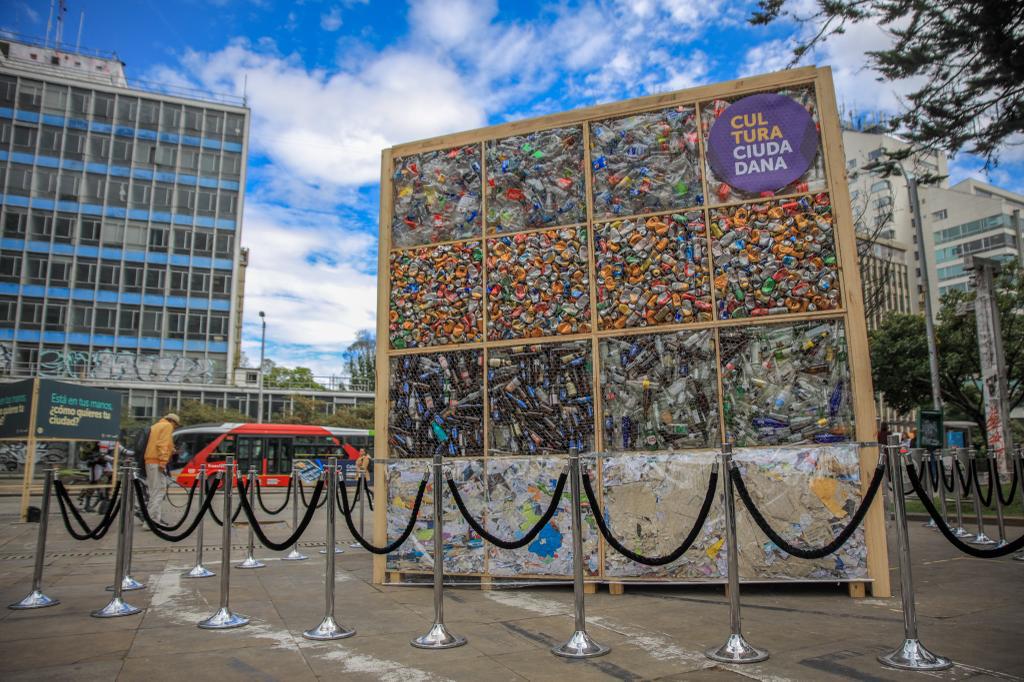 BogotaEsCivica's tweet photo. #QueNoSeVuelvaPaisaje es una invitación a cuidar Bogotá, nuestra casa.

Todas las personas podemos contribuir a que el espacio público se vea limpio en tres simples pasos:
♻️ Separación
🚮 Disposición
🏠 Limpieza de tu fachada 

https://t.co/cxBgFeuViC

🧵1/3 https://t.co/R9Ccx4OV2W