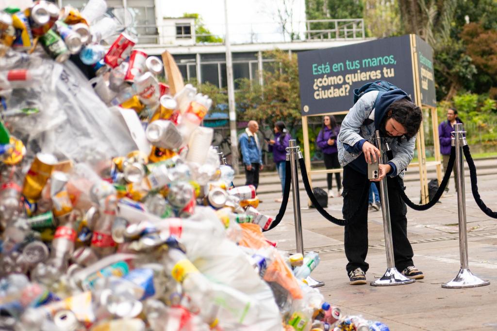BogotaEsCivica's tweet photo. #QueNoSeVuelvaPaisaje es una invitación a cuidar Bogotá, nuestra casa.

Todas las personas podemos contribuir a que el espacio público se vea limpio en tres simples pasos:
♻️ Separación
🚮 Disposición
🏠 Limpieza de tu fachada 

https://t.co/cxBgFeuViC

🧵1/3 https://t.co/R9Ccx4OV2W