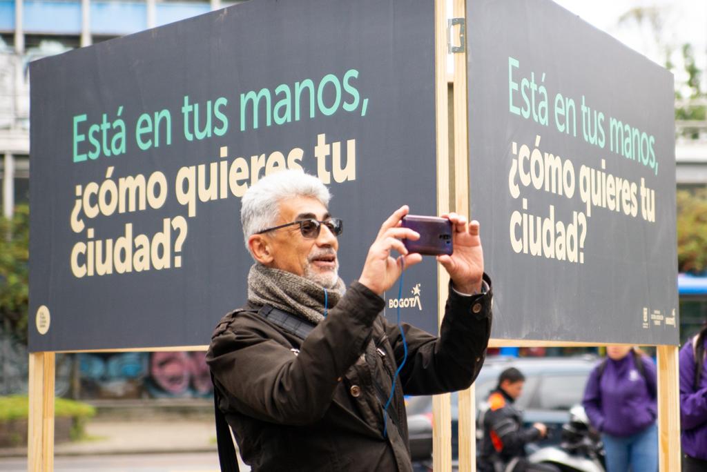 BogotaEsCivica's tweet photo. #QueNoSeVuelvaPaisaje es una invitación a cuidar Bogotá, nuestra casa.

Todas las personas podemos contribuir a que el espacio público se vea limpio en tres simples pasos:
♻️ Separación
🚮 Disposición
🏠 Limpieza de tu fachada 

https://t.co/cxBgFeuViC

🧵1/3 https://t.co/R9Ccx4OV2W
