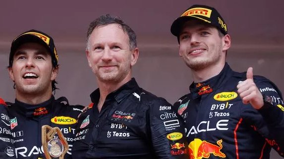 'Obviamente Max Verstappen y Checo Pérez volverán a ser nuestros pilotos el próximo año. Pero, de todos modos, siempre es bueno tener talento a nuestra disposición (Daniel Ricciardo)'.

🎙️ Christian Horner confirmó a los pilotos de #RedBull para 2024 en el podcast #F1Nation.