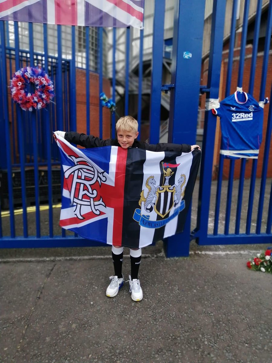 KathrynR90's tweet photo. One happy little boy and his papa! @NUFC @RangersFC 🖤🤍❤️💙 #NUFC #RangersFC https://t.co/4pHb2rgM7J