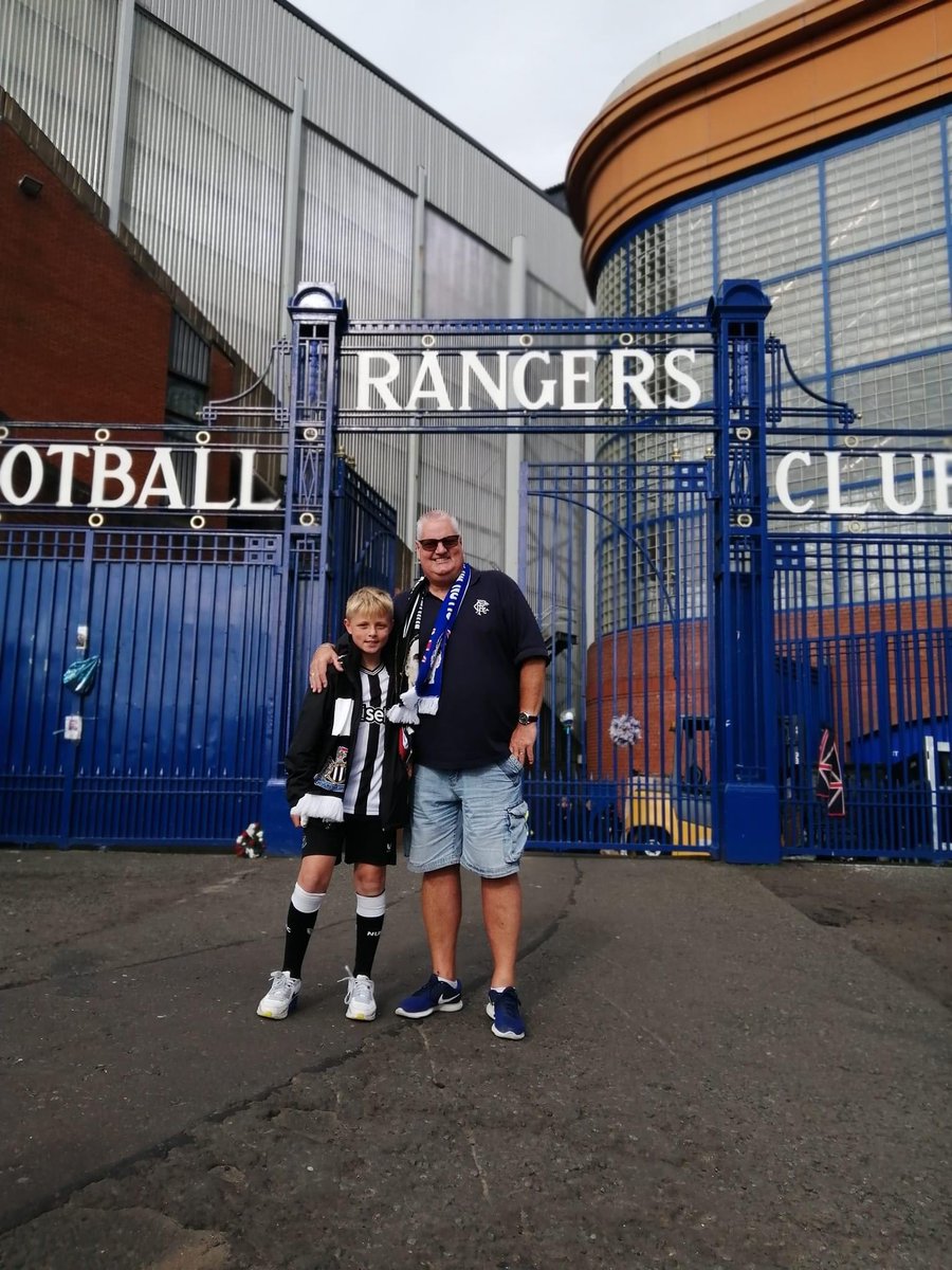 KathrynR90's tweet photo. One happy little boy and his papa! @NUFC @RangersFC 🖤🤍❤️💙 #NUFC #RangersFC https://t.co/4pHb2rgM7J
