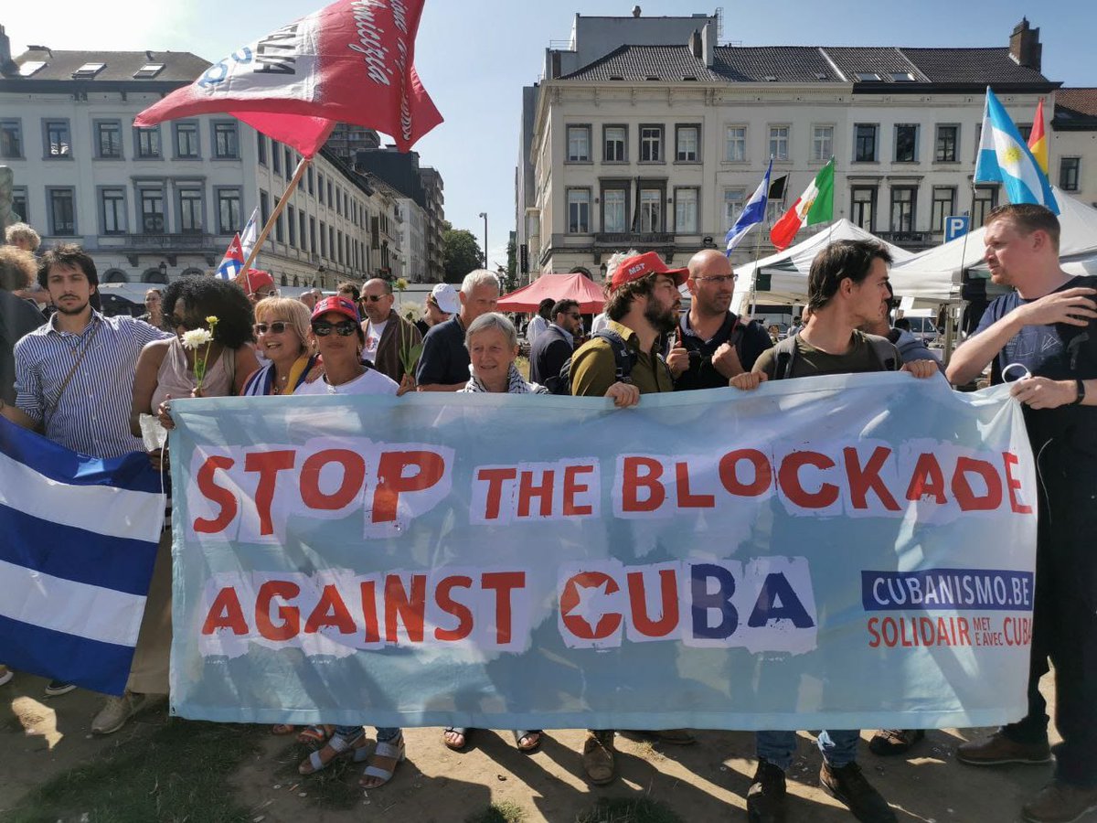 En Bruselas en la Plaza de Luxemburgo, se hace sentir el reclamo de que hay que terminar con un bloqueo que es ilegal y  que condena a un pueblo por el simple derecho a querer ser libre y soberano.
#SolidaridadVsBloqueo #CumbreDeLosPueblos2023