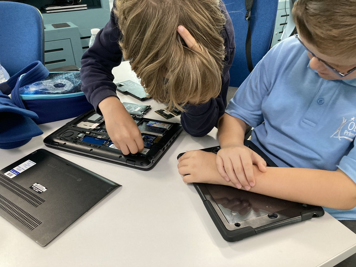 A great day at <a href="/UniofExeter/">University of Exeter</a> with our year 5 Digital Leaders today. Thank you so much for having us! We had such an inspirational day. Congrats to all of the students graduating today too!