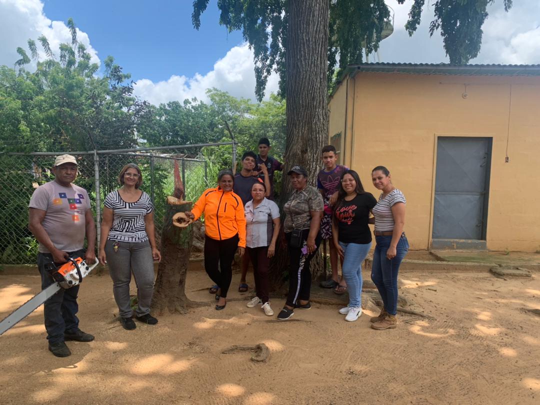 Hoy el personal de la escuela escuela DC 14 La Loma junto a la comunidad y el personal de protección civil realizaron jornada de poda de árboles y control de avispas alojadas entre el cbit y la dirección. FUNDABIT presente 💪