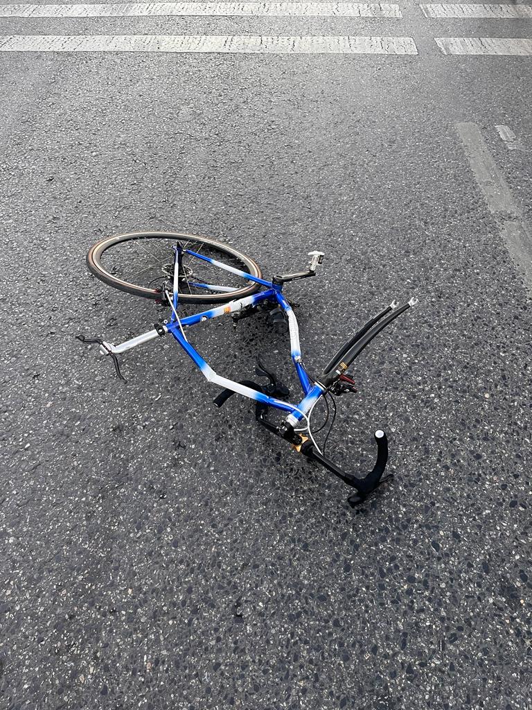solcugazete's tweet photo. İstanbul'da Bostancı sahil yolunda üç polis çevirmesini atlattığı iddia edilen ve yüksek hızla giden bir otomobil sürücüsü bisikletli grubun arasına daldı. Kazada bisiklet sürücüsü Doğanay Güzelgün hayatını kaybetti...

Sürücünün aracının içerisinde uyuşturucu madde olduğu iddia edildi.