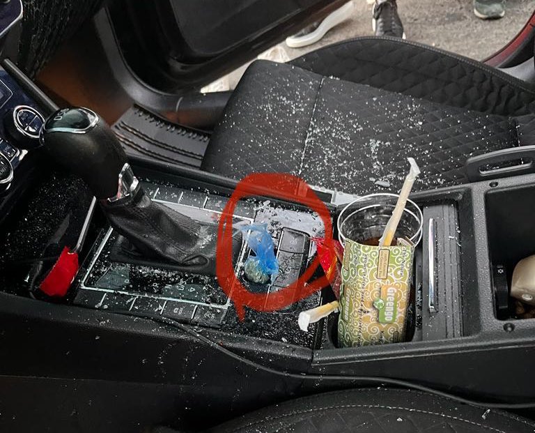 solcugazete's tweet photo. İstanbul'da Bostancı sahil yolunda üç polis çevirmesini atlattığı iddia edilen ve yüksek hızla giden bir otomobil sürücüsü bisikletli grubun arasına daldı. Kazada bisiklet sürücüsü Doğanay Güzelgün hayatını kaybetti...

Sürücünün aracının içerisinde uyuşturucu madde olduğu iddia edildi.
