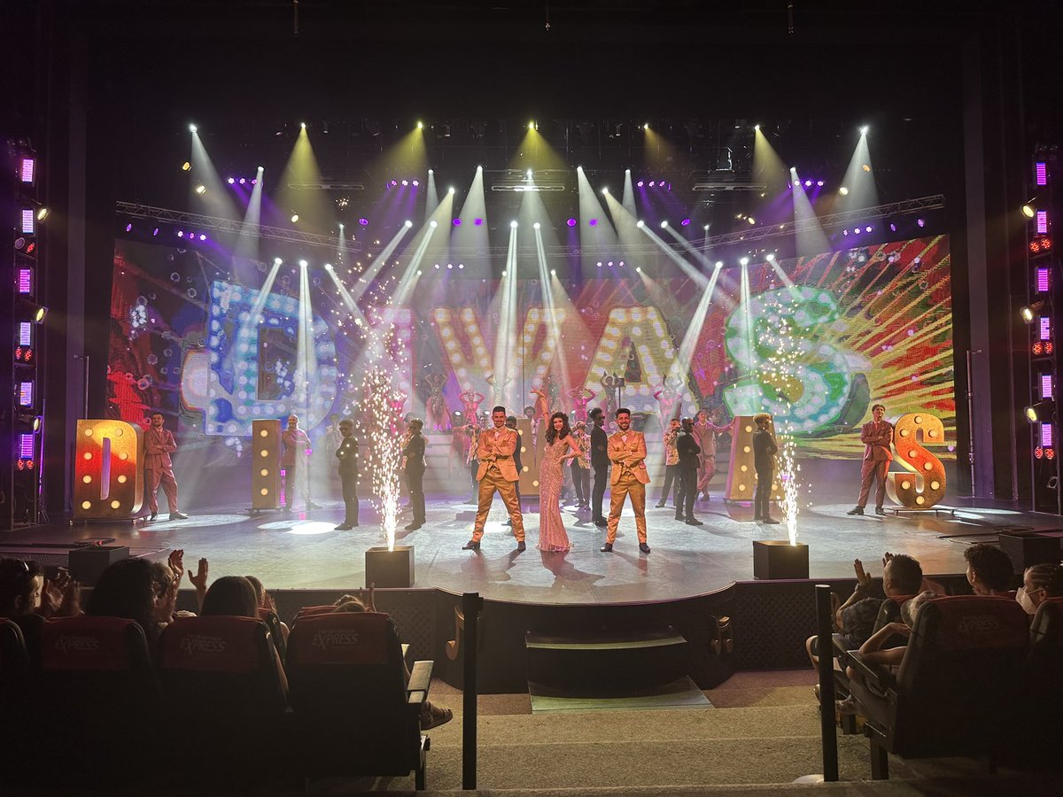 TonyAguilarOfi's tweet image. Qué brillante el espectáculo de esta temporada en el GRAN TEATRO IMPERIAL de @Portaventura_ES. DIVAS es un emocionante viaje por las canciones de grandes voces femeninas del pop, pero también  cantadas por chicos increíbles como mi querido @AngelCapel y demás elenco. Bravo 👏🏽👏🏽👏🏽