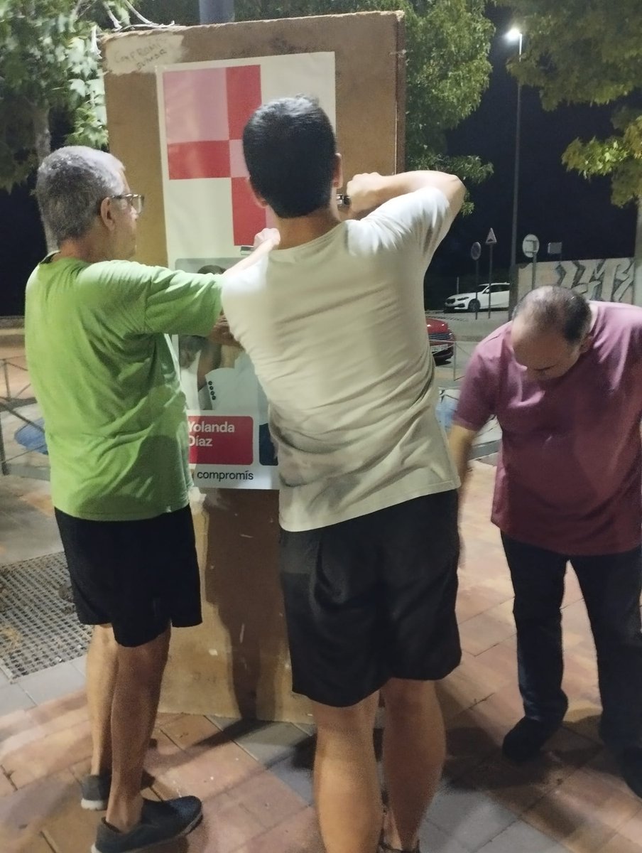 CompromisBNJ's tweet photo. Info #Beniarjo Pegada de cartells per a les properes Eleccions Generals del #23J . Animeu-vos i participeu, anem a votar el diumenge amb un somriure ben gran 😃😉 https://t.co/RmjosCIVov