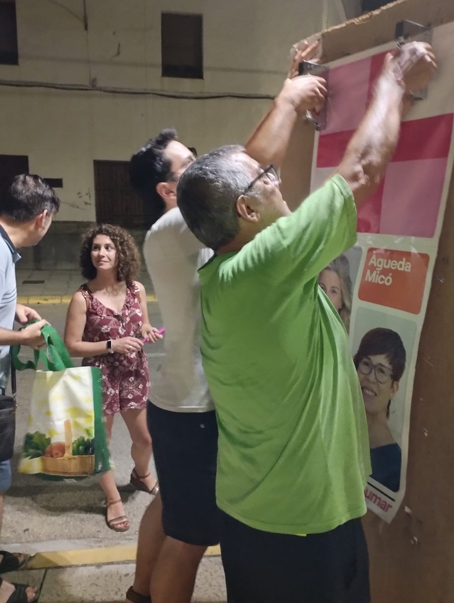 CompromisBNJ's tweet photo. Info #Beniarjo Pegada de cartells per a les properes Eleccions Generals del #23J . Animeu-vos i participeu, anem a votar el diumenge amb un somriure ben gran 😃😉 https://t.co/RmjosCIVov