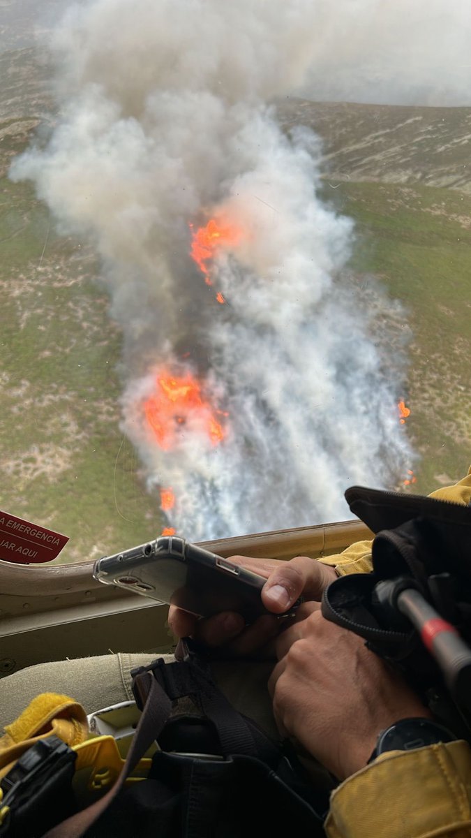 Aproximándonos 10 Bomberos forestales #BRIF  al #IFAlisedadeTormes / #IFBohoyo  a nuestra llegada , en cuanto sepamos lugar exacto confirmamos , vamos a 💪🏻💪🏻.