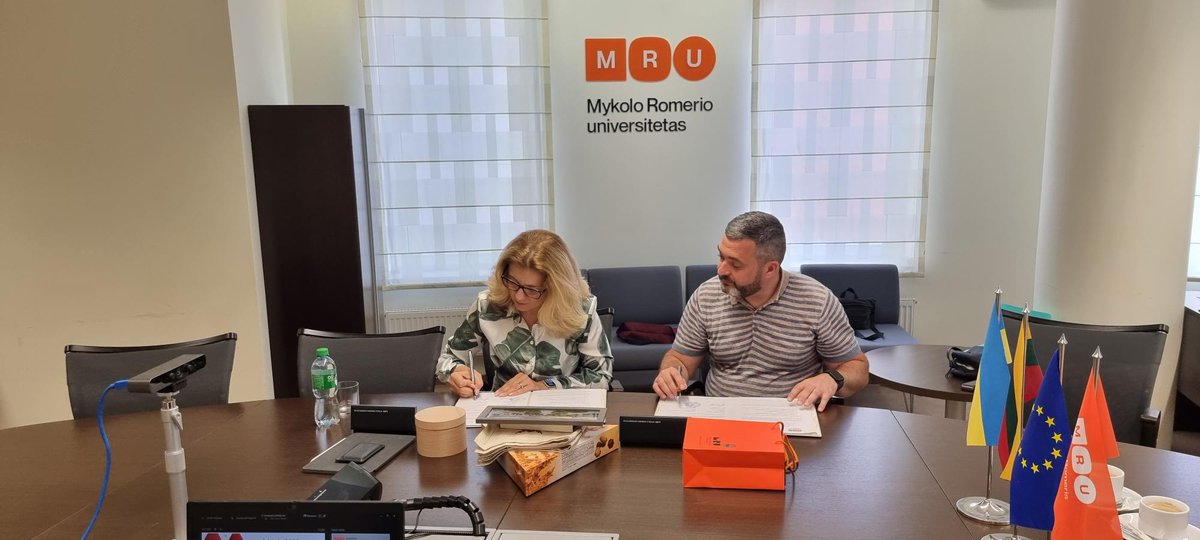MRU #Vilnius Rector Prof Inga Žalėnienė signed bilateral cooperation agreement w/ #Ukraine‘s V.N. #Karazin National #Univ Vice-Rector for Research,  Prof. Borys Samorodov. who led delegation on visit to MRU. Both sides confirmed long-term cooperation. Rd: mruni.eu/en/news/mru-re…