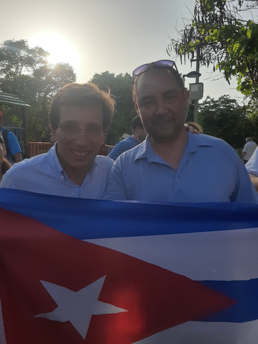 EternoCubano's tweet photo. Para aprender nada mejor que hacerlo de los grandes. Un orgullo saludarle @AlmeidaPP_ y un orgullo que haya enviado un saludo a los #NuevosMurcianos https://t.co/FE4ym12FW9