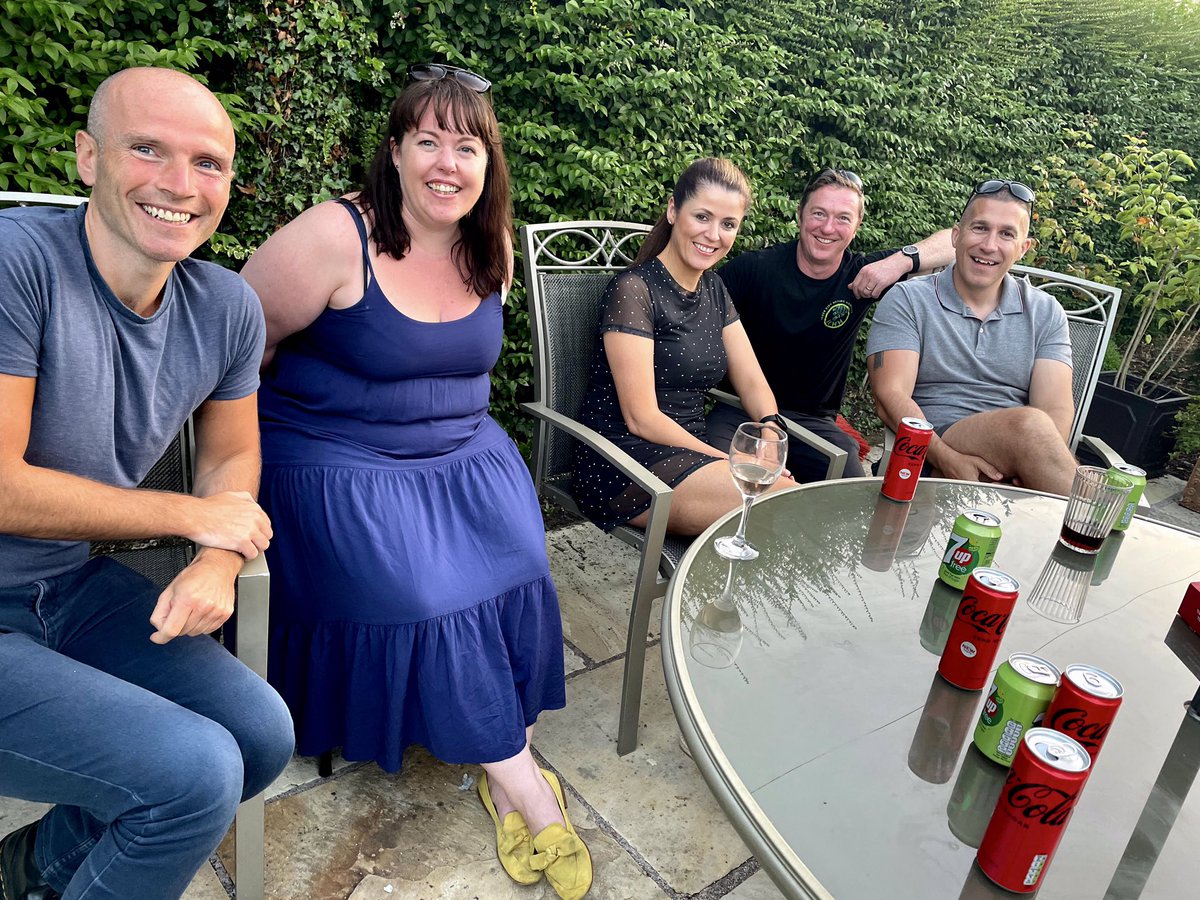 4 unnamed Corkonians and the leader of lefty Irish twitter 2 years ago in a garden somewhere in cork. Yes it’s a tough week. But we can remember the good times. Vicky would want us to. 💚🐢